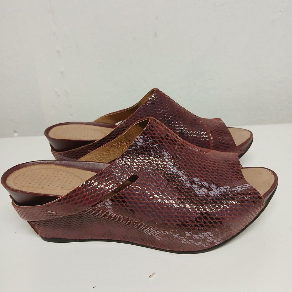 Tsubo Ovid Burgundy Open Toe Wedge Platform Slip On Snakeprint Mules Shoes 7.5